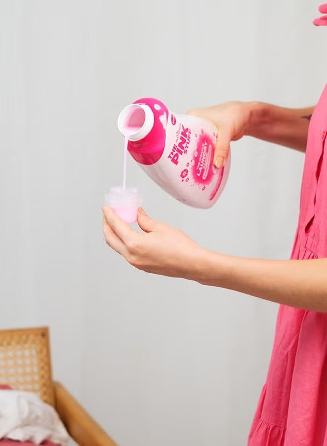 ذا بينك ستاف منعم الأقمشة المعجزة، يُضفي على الأقمشة رائحة الفواكه المنعشة، 32 غسلة، 960 مل - Image 4