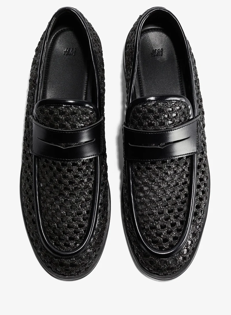 اتش اند ام حذاء لوفر بمظهر شبكي