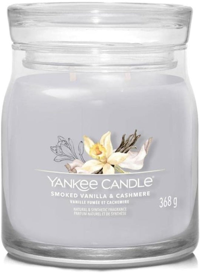 YANKEE CANDLE شمعة يانكي كاندل المعطرة | شمعة جرة متوسطة بالفانيليا والكشمير مع فتيلين مزدوجين | شمعة مصنوعة من خليط شمع الصويا تحترق لفترة طويلة | هدايا مثالية للنساء - Image 1