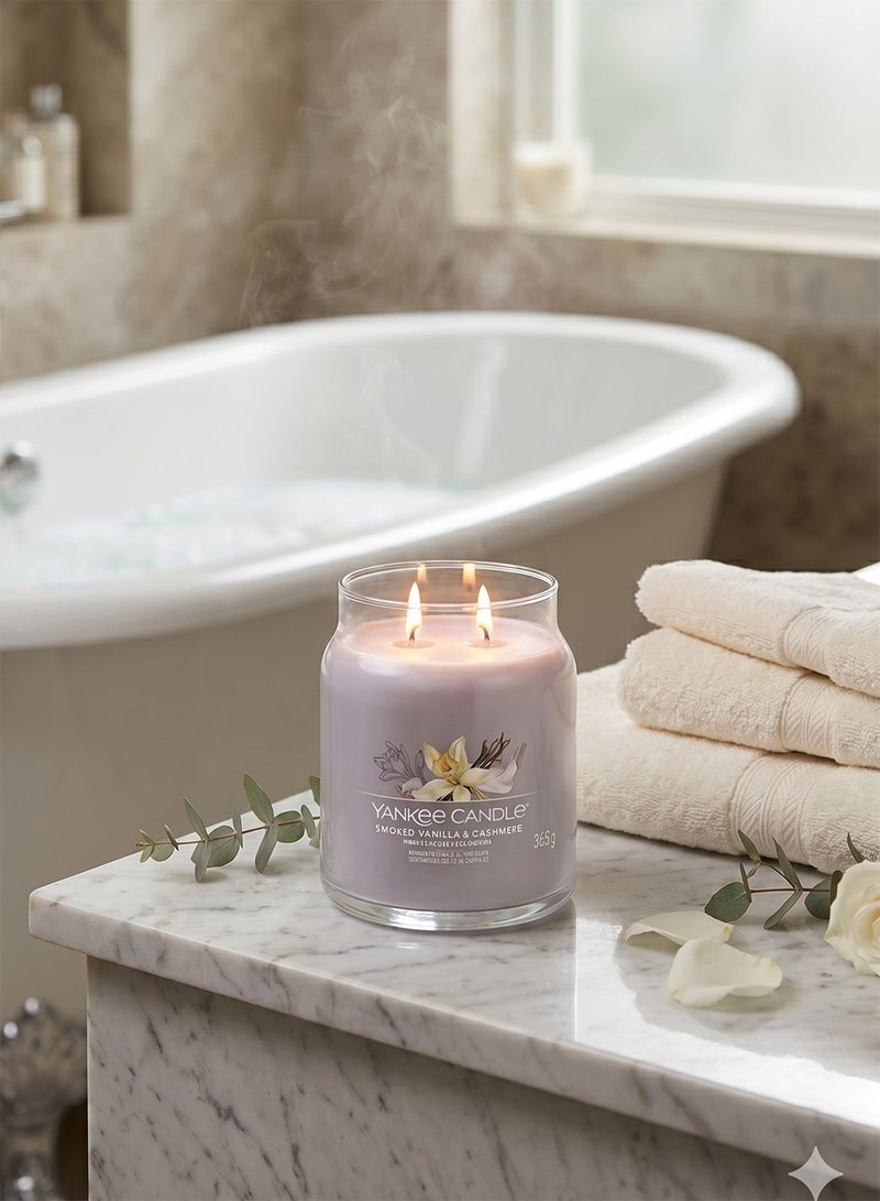 YANKEE CANDLE شمعة يانكي كاندل المعطرة | شمعة جرة متوسطة بالفانيليا والكشمير مع فتيلين مزدوجين | شمعة مصنوعة من خليط شمع الصويا تحترق لفترة طويلة | هدايا مثالية للنساء - Image 5