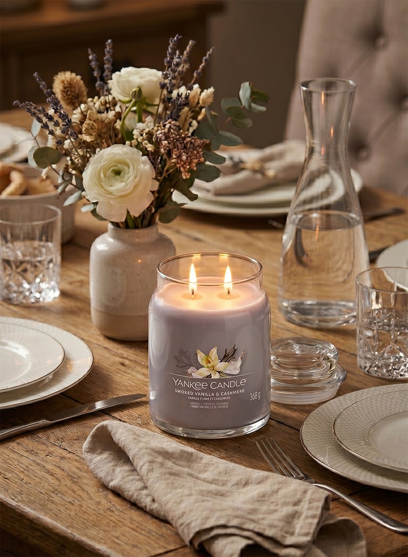 YANKEE CANDLE شمعة يانكي كاندل المعطرة | شمعة جرة متوسطة بالفانيليا والكشمير مع فتيلين مزدوجين | شمعة مصنوعة من خليط شمع الصويا تحترق لفترة طويلة | هدايا مثالية للنساء - Image 4
