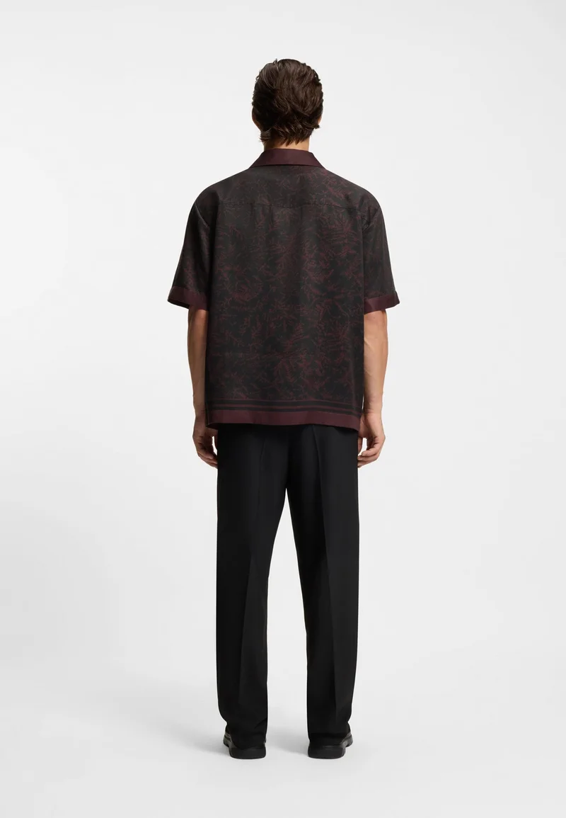 هوجو قميص بقصة واسعة وطبعة رقمية