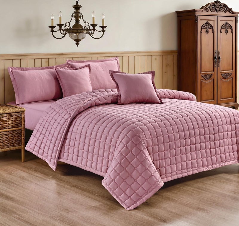 A double bedspread with prominent geometric patterns and a precise geometric design gives your bed a luxurious and tidy look.