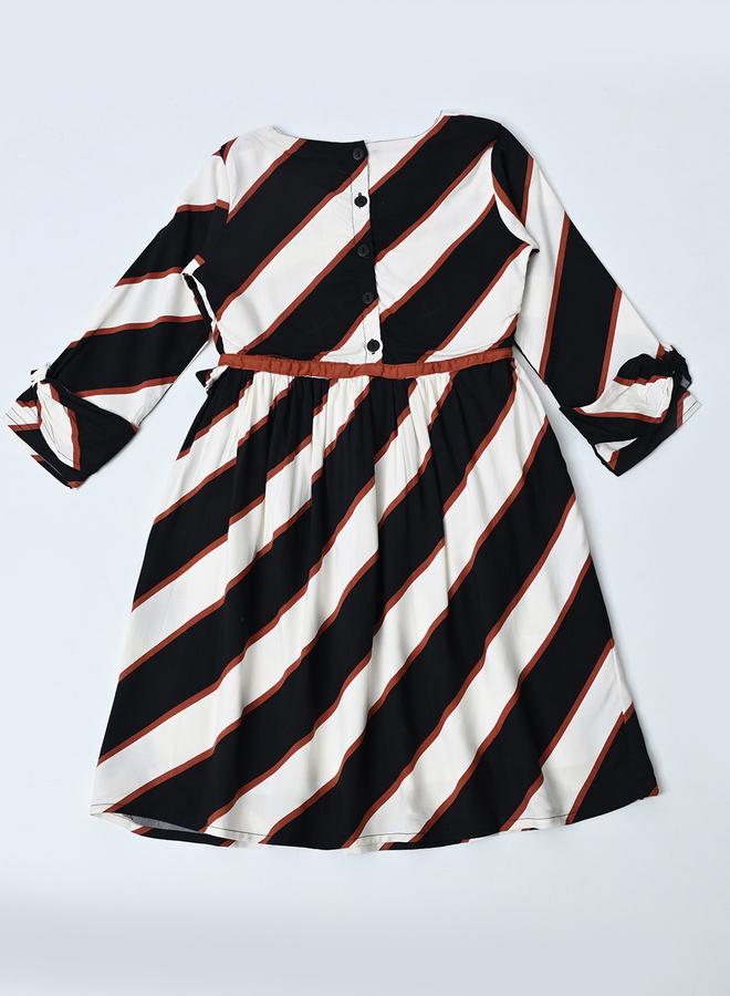 بيلا مودا فستان مخطط بشراشيب - Image 3