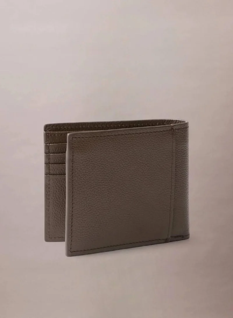 كالفن كلاين محفظة ثنائية الطي من الجلد بتقنية RFID