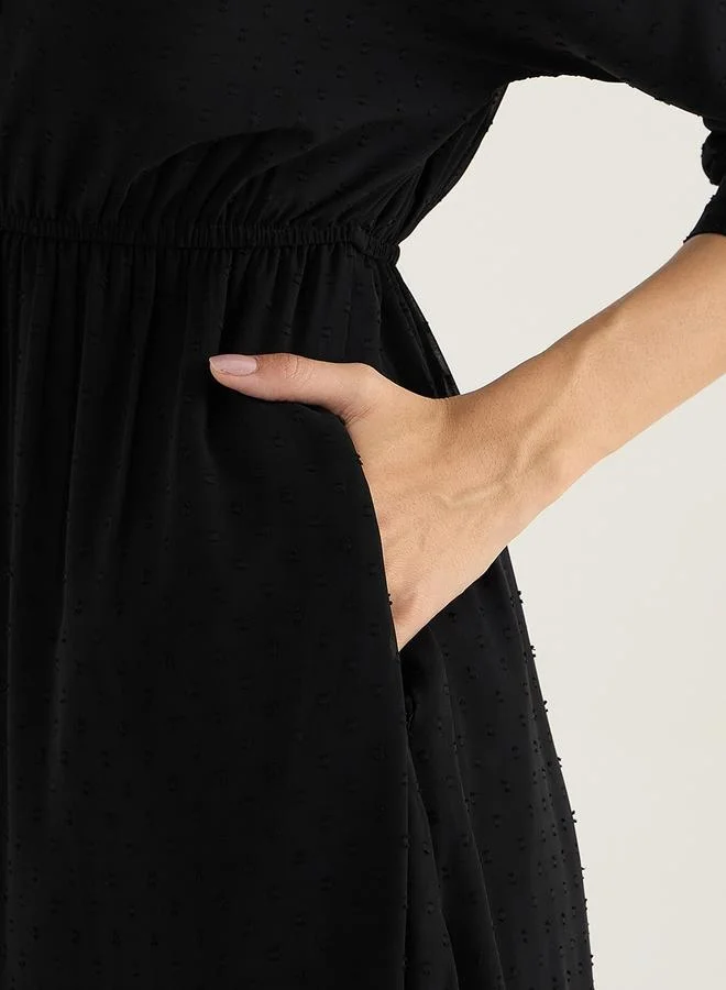 فيميلا فيميلا فستان ميدي بياقة  من نسيج دوبي بنقوش