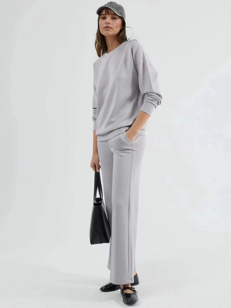 زوبعة طقم قطعتين من سويت شيرت بياقة دائرية وبنطلون واسع من مجموعة بيرسان