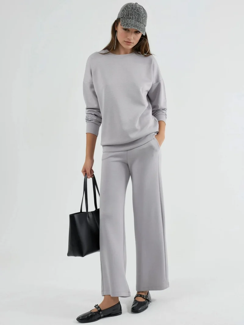 زوبعة طقم قطعتين من سويت شيرت بياقة دائرية وبنطلون واسع من مجموعة بيرسان