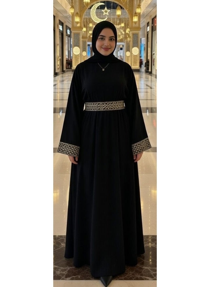 عباية حريمي سوداء طويلة أنيقة بنقشة إسلامية ذهبية على الأكمام والحزام – فستان عباية محتشمة ستايل خليجي عصري للمناسبات والسهرة والخروجات الراقية – عبايات محجبات فخمة بتصميم واسع مريح وأناقة كلاسيكية مميزة كود 4042 - Image 1