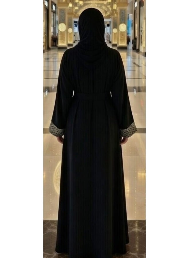 عباية حريمي سوداء طويلة أنيقة بنقشة إسلامية ذهبية على الأكمام والحزام – فستان عباية محتشمة ستايل خليجي عصري للمناسبات والسهرة والخروجات الراقية – عبايات محجبات فخمة بتصميم واسع مريح وأناقة كلاسيكية مميزة كود 4042 - Image 2
