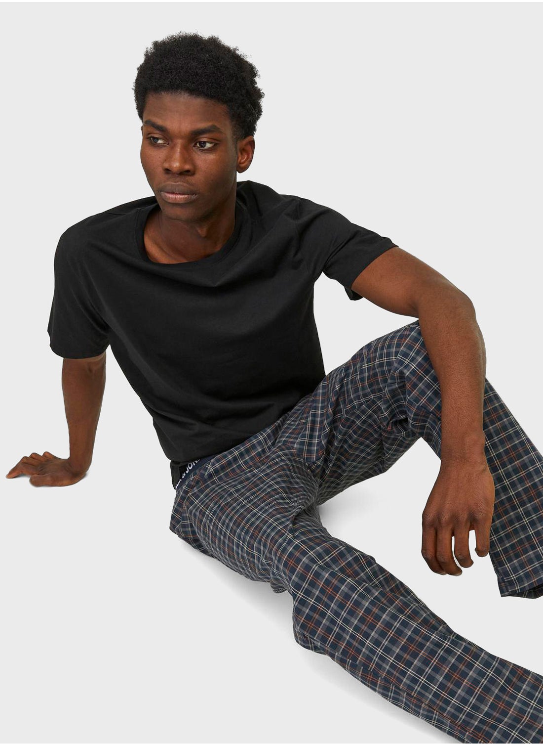 Crew Neck T-Shirt & Logo Pants - https://f.nooncdn.com/p/pzsku/Z87231C55E8078D8D4BC8Z/45/_/1727249578/322f4179-d8aa-4d96-b9a7-44d26c2cff64.jpg?format=jpg&width=original