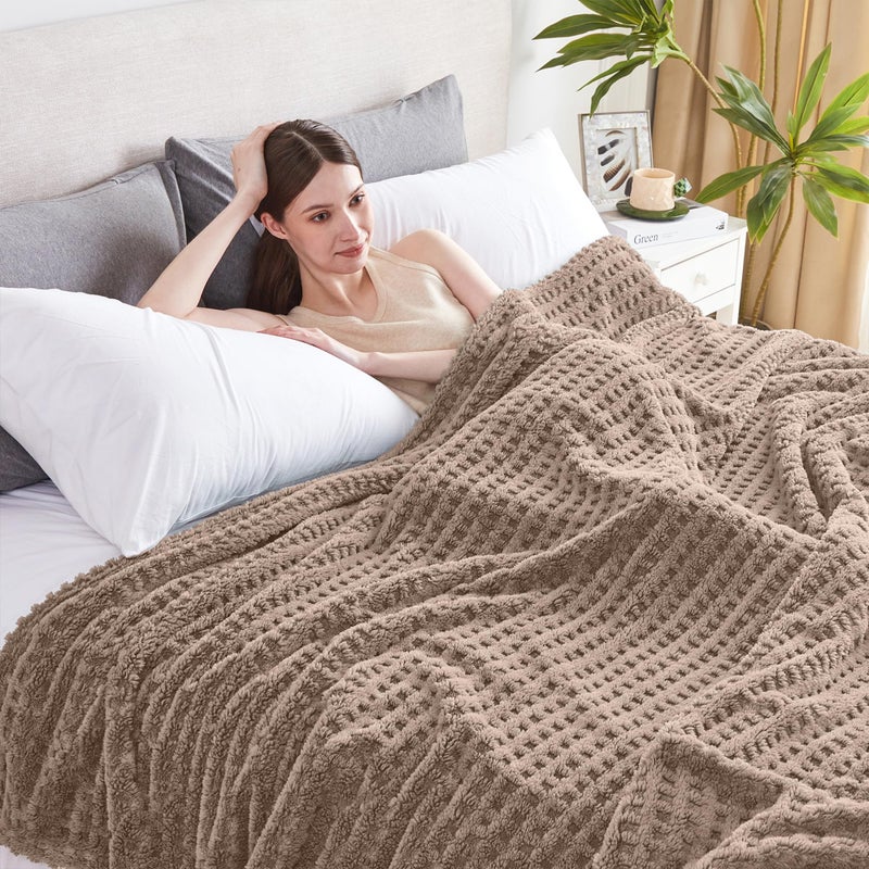 بطانية سيرنهوم الناعمة والمريحة من الفليس الفاخر بتصميم الوافل بلون توبي الفاتح 50x60 بوصة خفيفة الوزن ورقيقة ودافئة بطانية جاكار ثلاثية الأبعاد لجميع المواسم للكنبة والسرير والصالون وديكور المنزل والتخييم والسفر