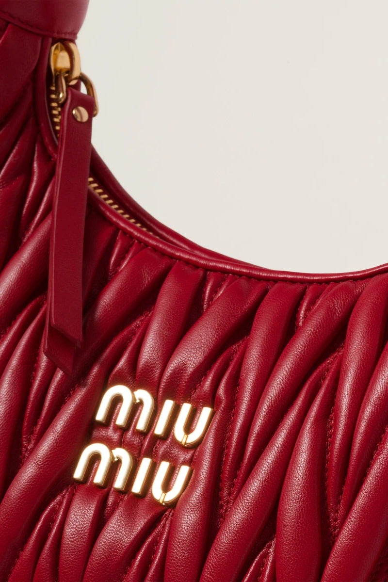 حقيبة كتف هوبو من جلد النابا من ماركة Miu Miu Wander مزودة بحزام للارتداء عبر الجسم وإغلاق بسحاب - Image 5