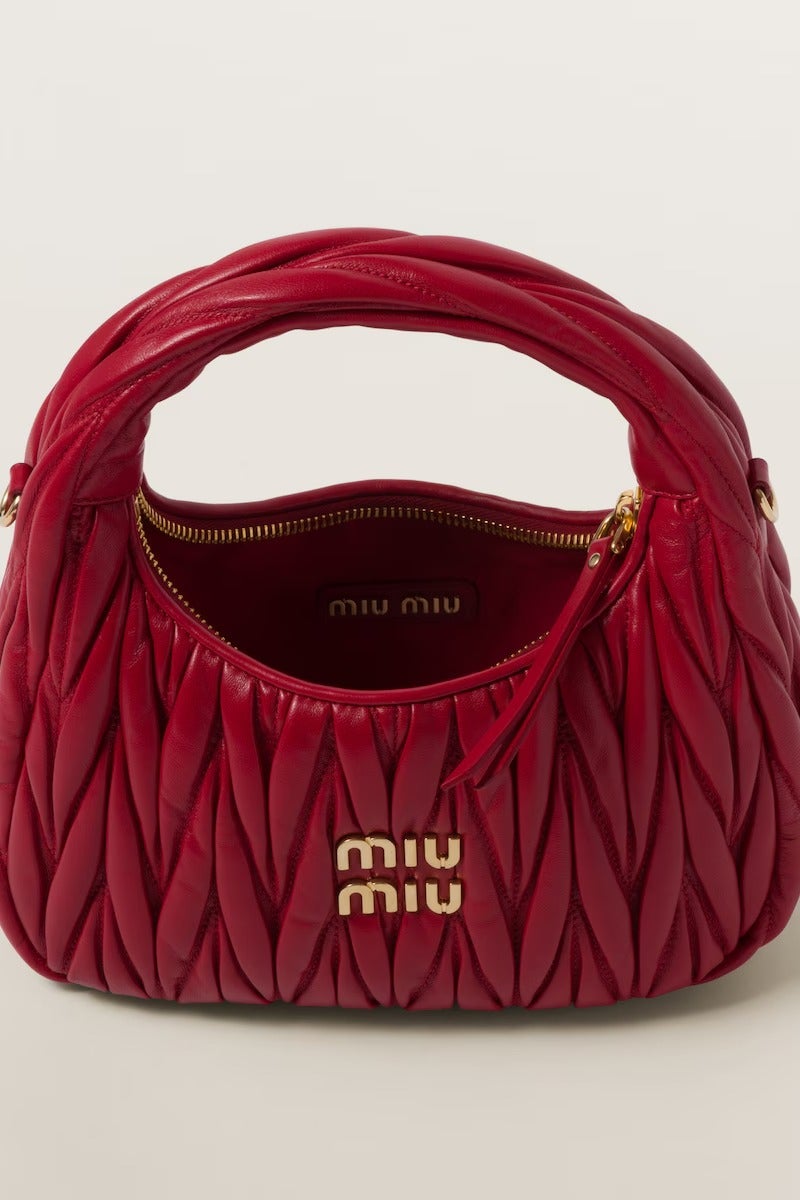 حقيبة كتف هوبو من جلد النابا من ماركة Miu Miu Wander مزودة بحزام للارتداء عبر الجسم وإغلاق بسحاب - Image 4