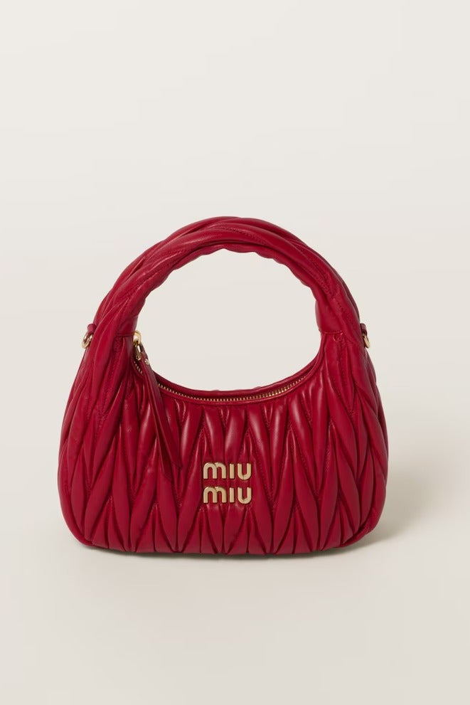 حقيبة كتف هوبو من جلد النابا من ماركة Miu Miu Wander مزودة بحزام للارتداء عبر الجسم وإغلاق بسحاب - Image 1
