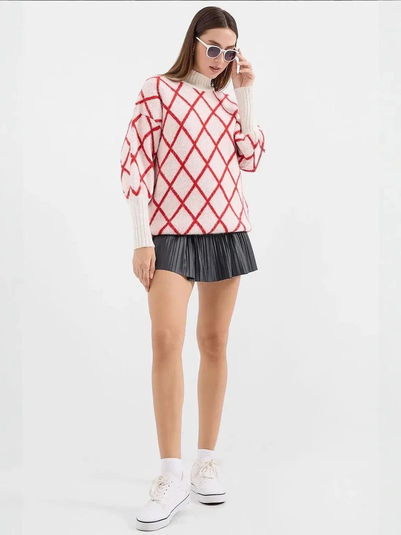 بيغ دارت كنزة بياقة عالية بنمط هندسي واسع