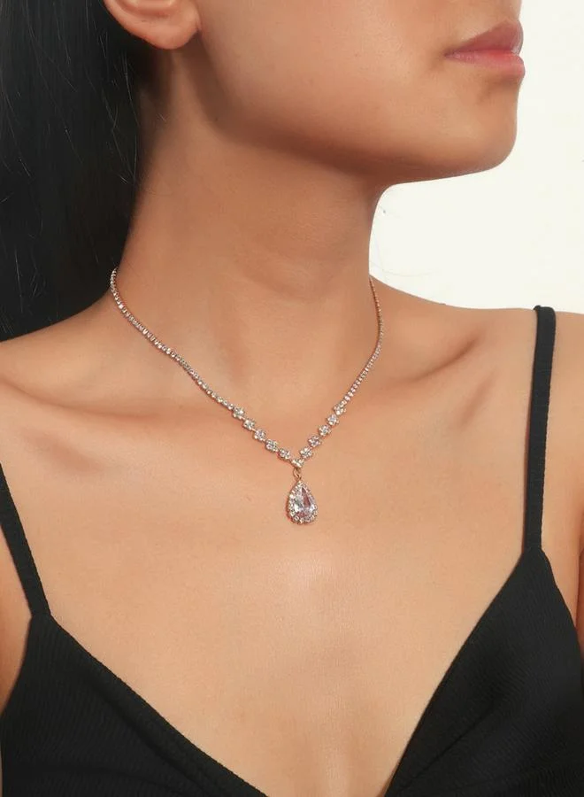 تايك تو عقد مزين بدلاية متدلية بنمط متناقض