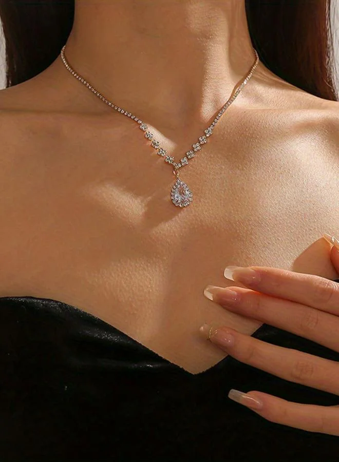 تايك تو عقد مزين بدلاية متدلية بنمط متناقض