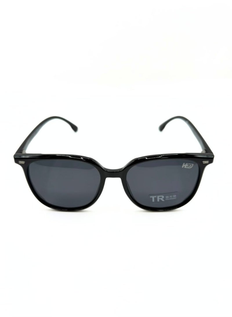 H20 sunglasses with polarized lenses and UV400 protection, offering superior comfort, clear vision, and a modern design that suits every style. - Image 1
