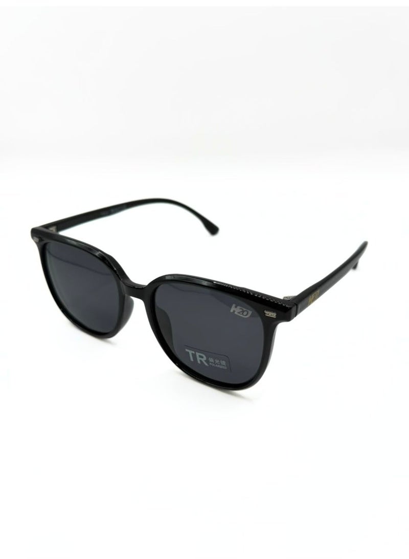 H20 sunglasses with polarized lenses and UV400 protection, offering superior comfort, clear vision, and a modern design that suits every style. - Image 2