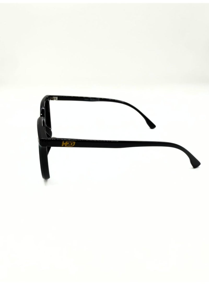 H20 sunglasses with polarized lenses and UV400 protection, offering superior comfort, clear vision, and a modern design that suits every style. - Image 4