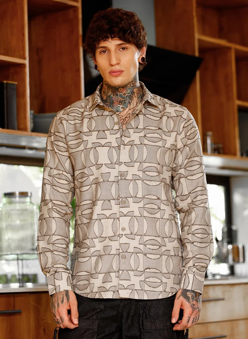 كامبوس سوترا قميص رجالي بنقش هندسي من كامبس سوترا بياقة عريضة وأكمام طويلة بأزرار وحافة منحنية، قماش منسوج للمناسبات الكاجوال والحفلات، لون بني رمادي