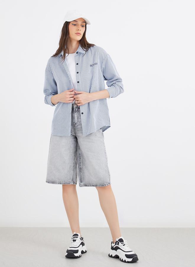 ستايلي قميص نسائي مخطط بأزرار متباينة باللون الأزرق - Image 2