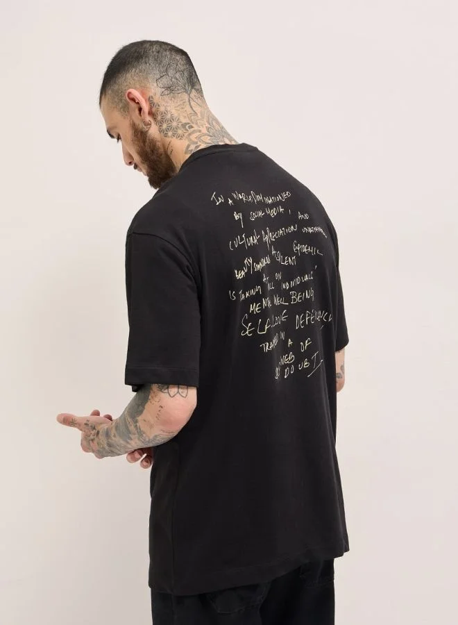 ذا بير هاوس تيشيرت رجالي أسود بقصة واسعة وطبعات جرافيك بياقة دائرية مناسب للكاجوال والجيم والسفر أو كطبقة أساسية.