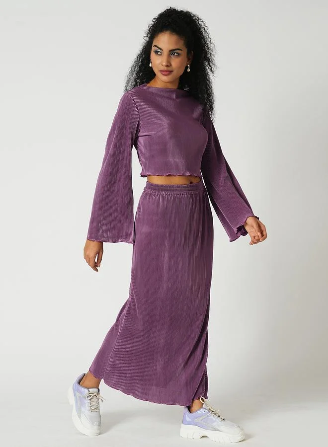 جلو باص طقم منسق من تنورة وبلوزة قصيرة