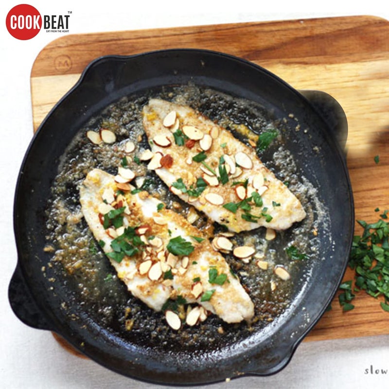 COOKBEAT مقلاة سمك ضحلة طبيعية من الحديد الزهر مطبوخة مسبقًا 95 بوصة - Image 3