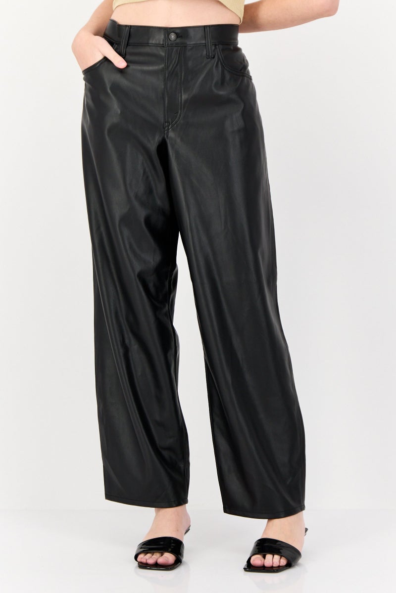 Levi's بنطلون نسائي بقصة عادية من الجلد الصناعي، مستقيم الساق، أسود - Image 1