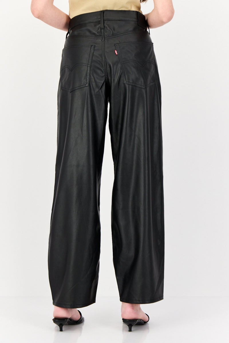 Levi's بنطلون نسائي بقصة عادية من الجلد الصناعي، مستقيم الساق، أسود - Image 3