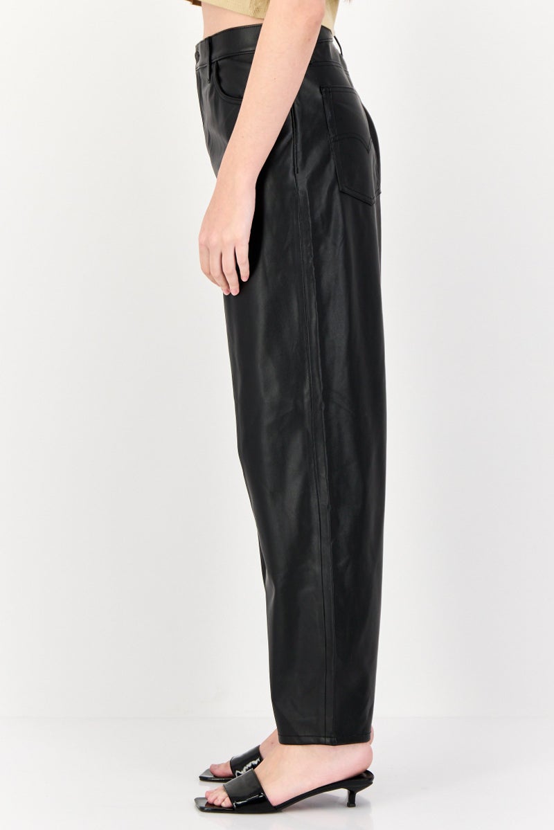 Levi's بنطلون نسائي بقصة عادية من الجلد الصناعي، مستقيم الساق، أسود - Image 2