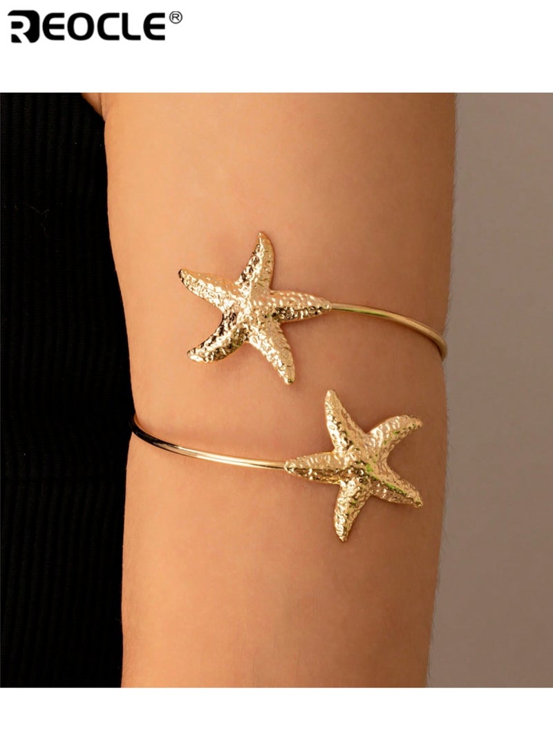 ريوكل سوار ذراع مفتوح بتصميم نجم البحر ثلاثي الأبعاد مزدوج للنساء مستوحى من البحر مرن ومزين بتعليقات ذات ملمس طبيعي مناسب للإطلالات الكاجوال والعطلات - Image 1