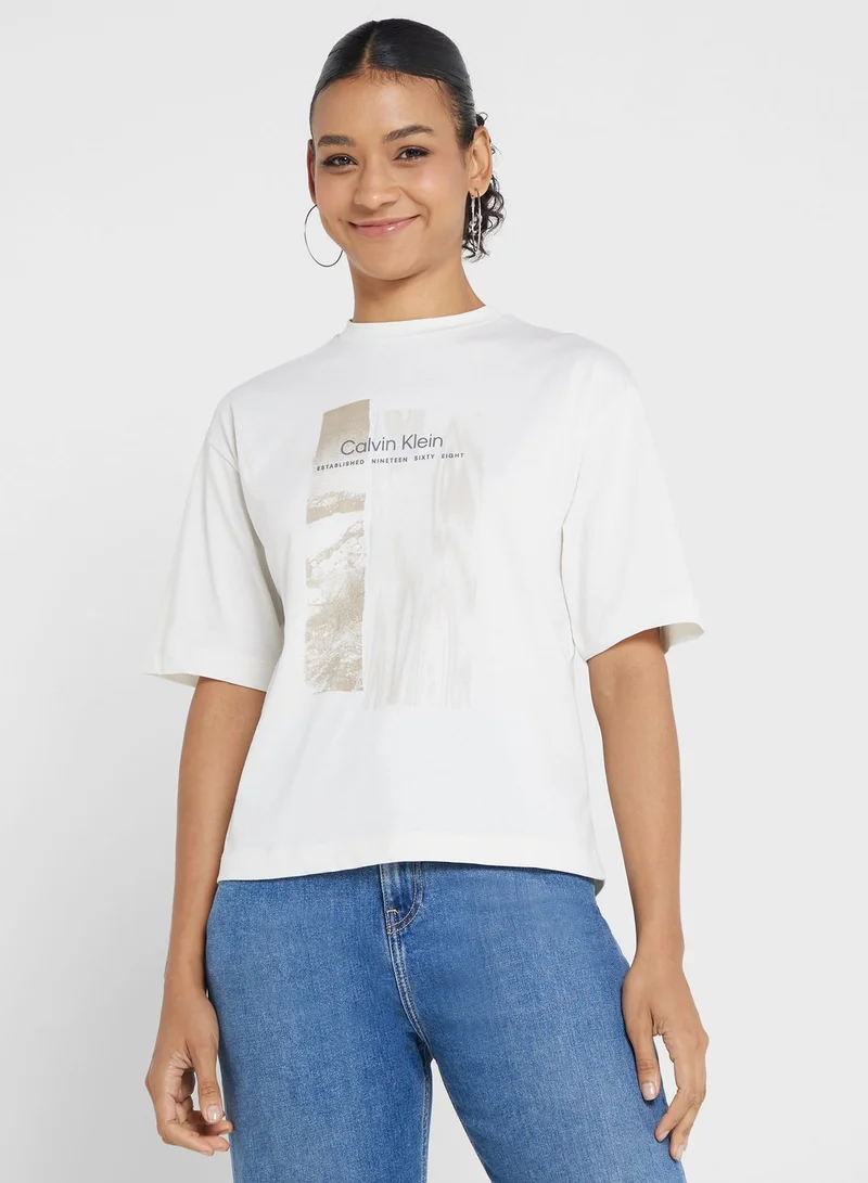 كالفن كلاين تيشيرت برقبة دائرية مزين بطبعة جرافيك