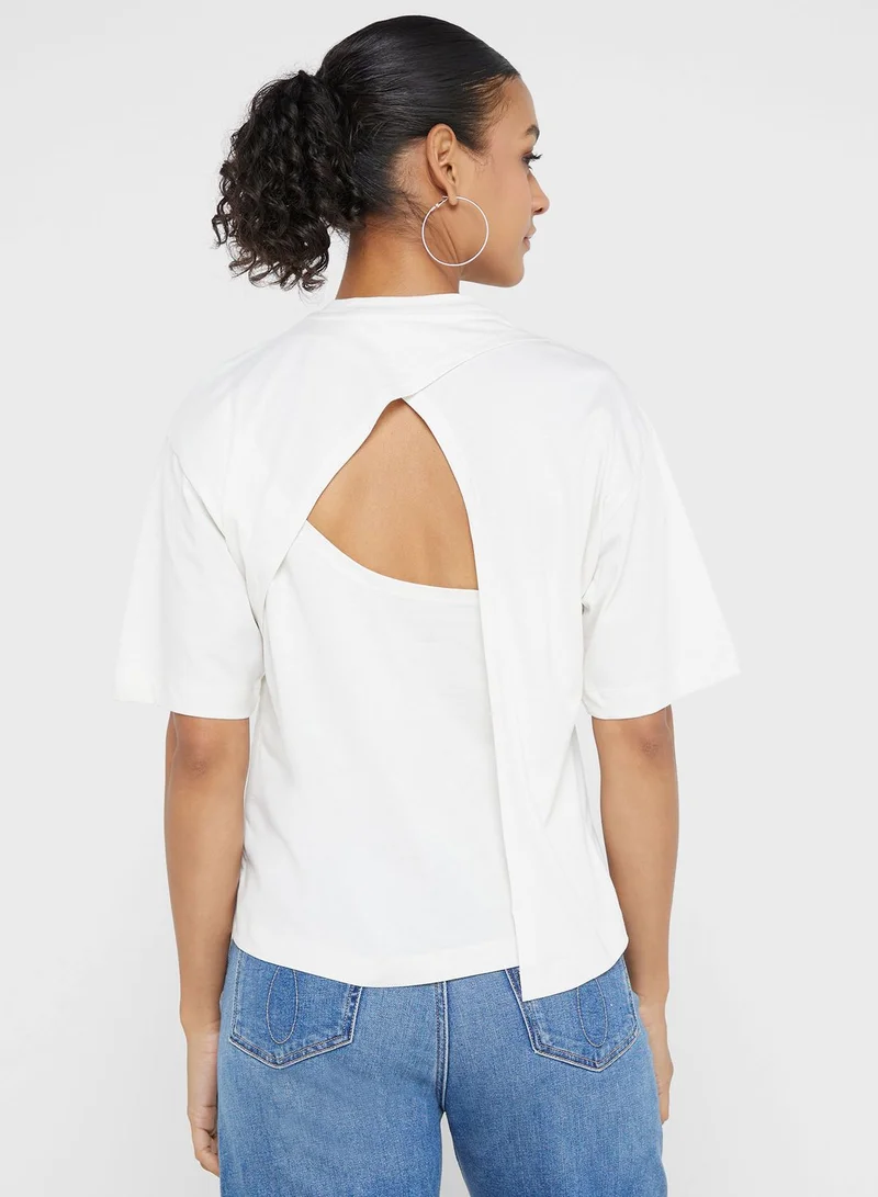 كالفن كلاين تيشيرت برقبة دائرية مزين بطبعة جرافيك