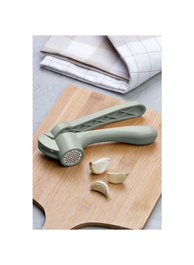 عصارة ثوم يدوية بلاستيكية بمقبض مريح، سهلة الضغط، مصممة هندسيًا للاستخدام في المطبخ، مصنوعة من بلاستيك متين وخالٍ من مادة BPA، سهلة التنظيف، أبعادها 16.5 × 3.5 × 4.5 سم، لونها أخضر. - Image 2