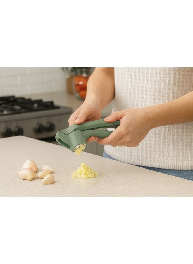 عصارة ثوم يدوية بلاستيكية بمقبض مريح، سهلة الضغط، مصممة هندسيًا للاستخدام في المطبخ، مصنوعة من بلاستيك متين وخالٍ من مادة BPA، سهلة التنظيف، أبعادها 16.5 × 3.5 × 4.5 سم، لونها أخضر. - Image 3