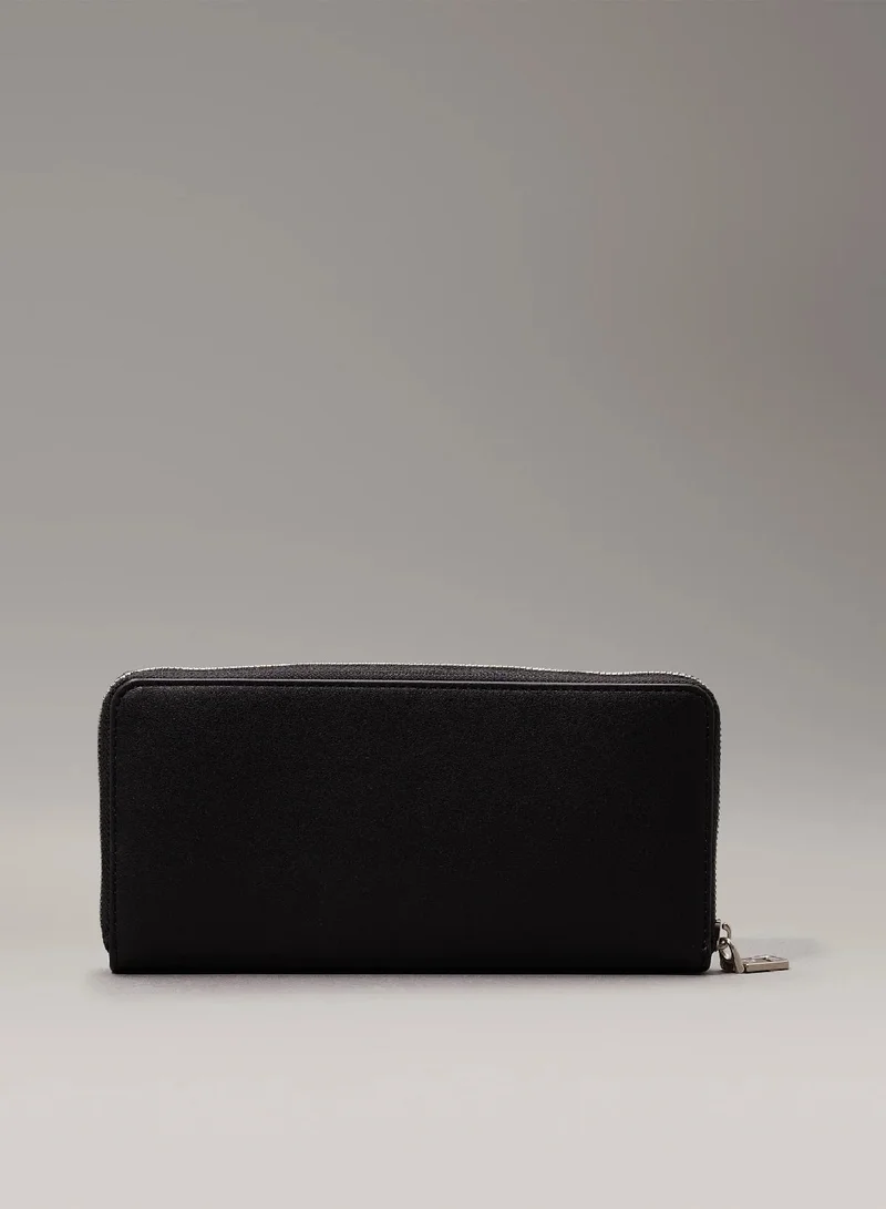 كالفن كلاين جينز محفظة بسحاب ملتف مزينة بشعار العلامة التجارية