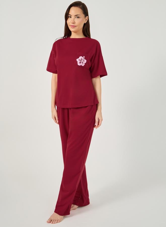 ستايلي طقم من بنطال بيجاما وتيشيرت بطبعة جرافيك وأكتاف منخفضة - Image 2