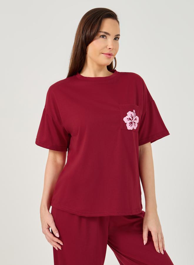 ستايلي طقم من بنطال بيجاما وتيشيرت بطبعة جرافيك وأكتاف منخفضة - Image 3