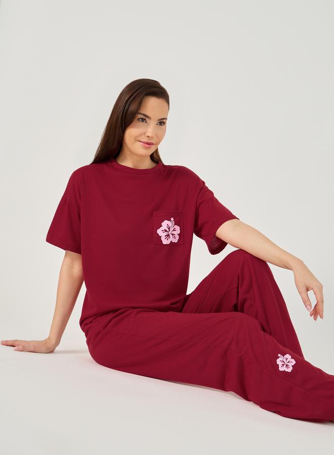 ستايلي طقم من بنطال بيجاما وتيشيرت بطبعة جرافيك وأكتاف منخفضة - Image 1