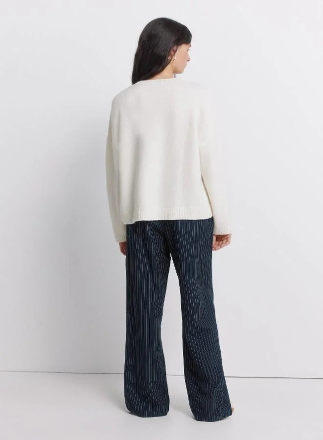 Springfield Mid-rise trousers with side pockets and two fake back welt pockets, with an elasticated drawstring waistband and straight leg.