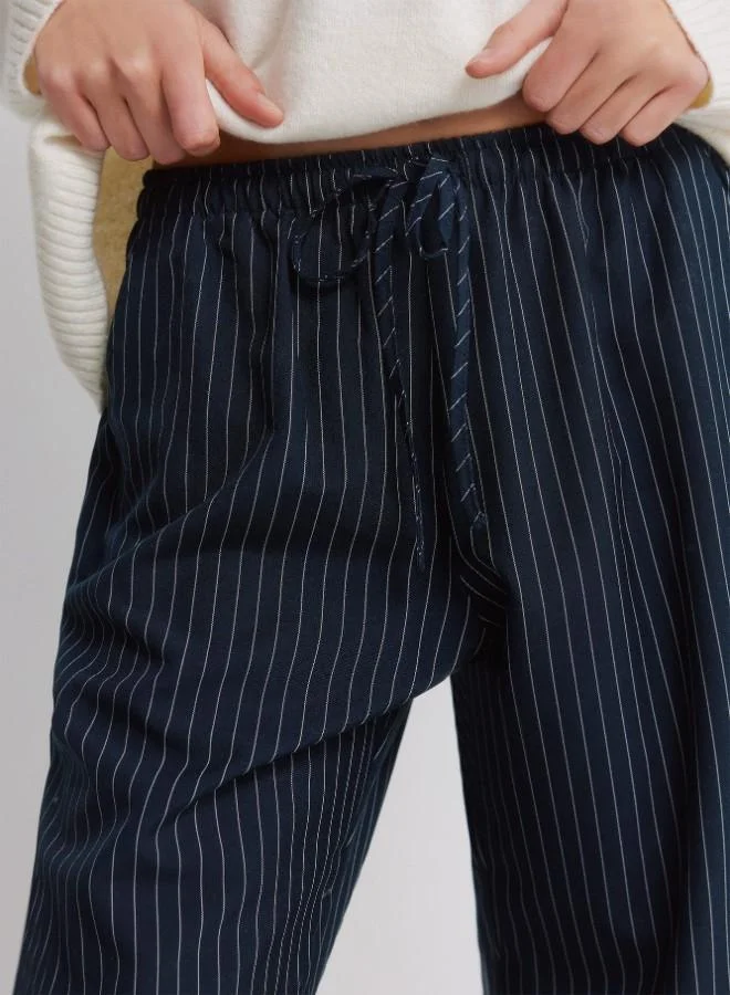 Springfield  Mid-rise trousers with side pockets and two fake back welt pockets, with an elasticated drawstring waistband and straight leg. for Women | Best Price UAE