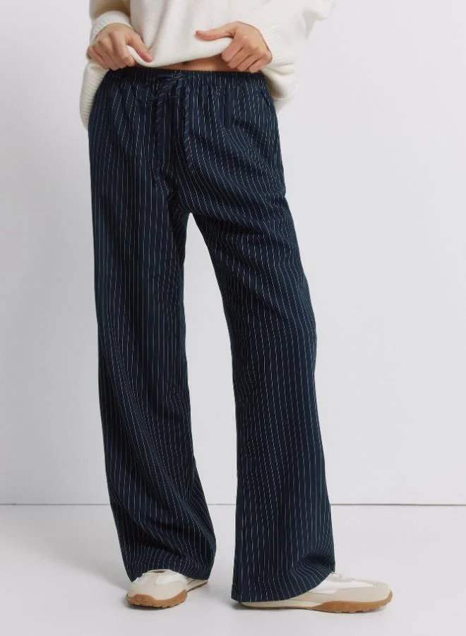 Springfield  Mid-rise trousers with side pockets and two fake back welt pockets, with an elasticated drawstring waistband and straight leg. for Women | Best Price UAE