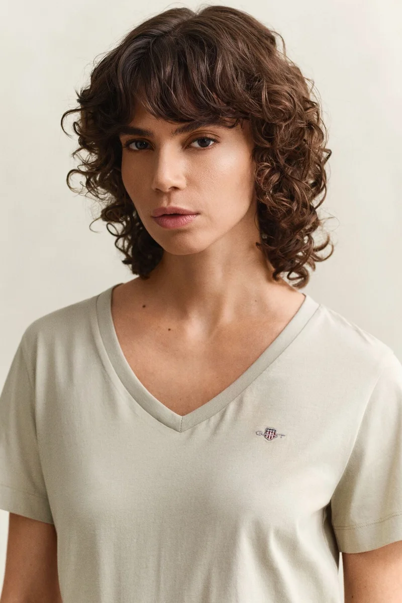 غانت Regular Shield Short Sleeve V-Neck T-Shirt