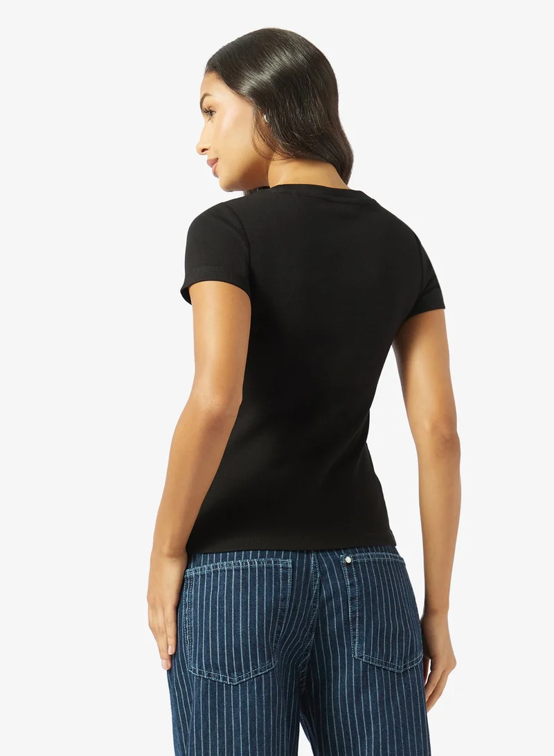 جيس جينز تي شيرت بأكمام قصيرة وياقة دائرية