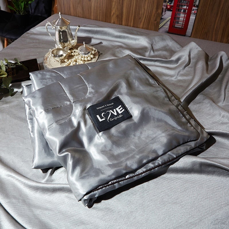 Washable Ice Silk Comforter 180*220cm 100% Ice Silk Material Lightweight Summer Air Conditioning Quilt - Breathable Microfiber Stuffed Ice Silk Blanket for Home Office Use - Image 3