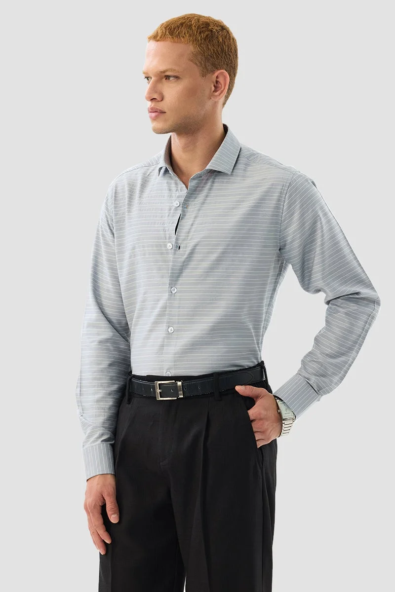 سنيتش قميص بقصة ضيقة مخطط باللون الرمادي الفاتح