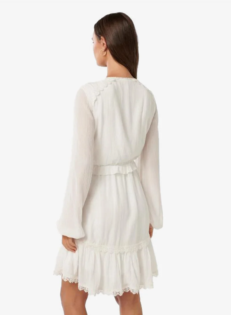 فورايفر نيو فستان قصير برقبة على شكل حرف  بتفاصيل دانتيل إلسا